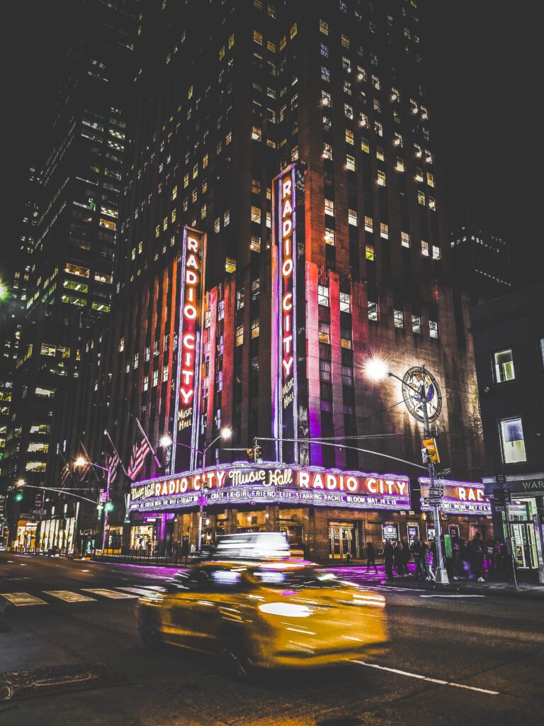 New York City, USA, gelbes Taxi vor Radio City Music Hall, Fotograf in Kaiserslautern, Chtoma Photography