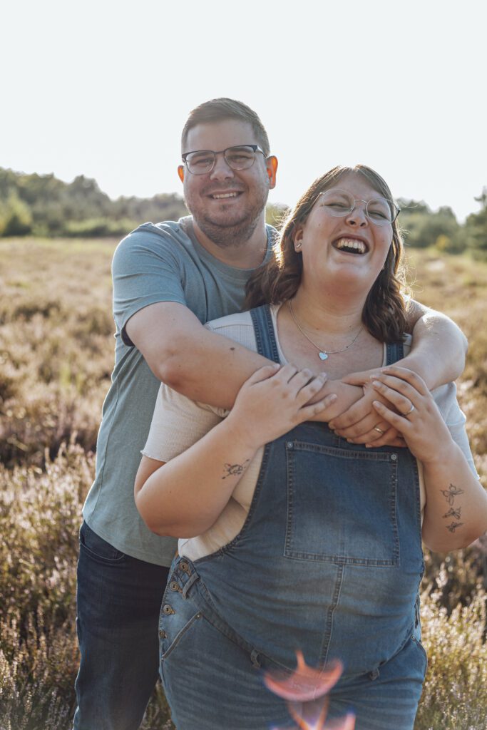 Ein Paar in der Mehlinger Heide, Frau ist schwanger, Babybauchshooting, Kaiserslautern, Pfalz, Fotoshooting, Paarshooting