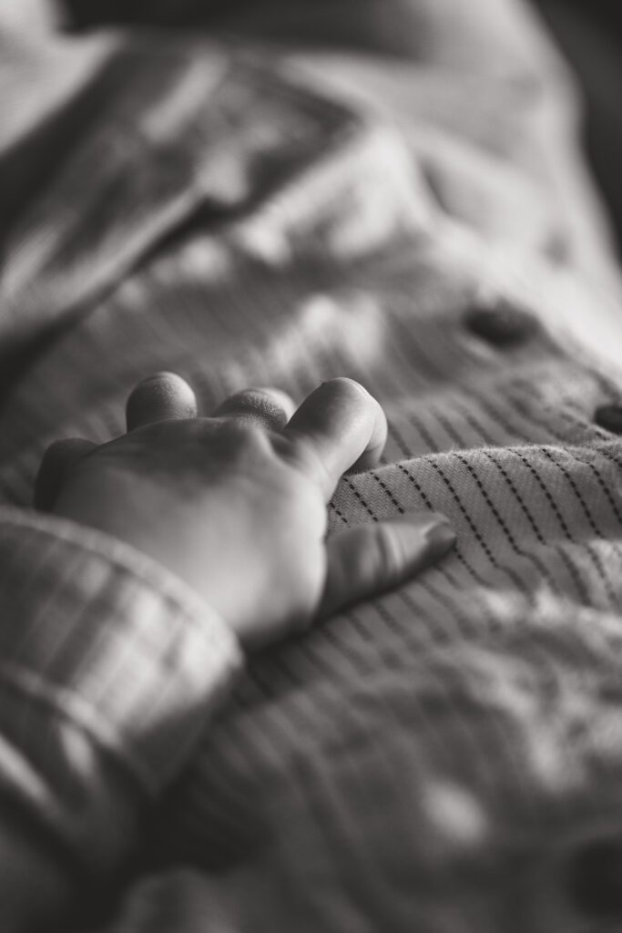 Babyfoto in Hochspeyer bei Kaiserslautern, Hand eines Kleinkinds Newbornshooting, Babyshooting