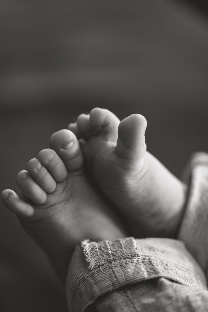 Babyfoto in Hochspeyer bei Kaiserslautern, Pfalz, Füße eines Kleinkinds (Junge) Newbornshooting, Babyshooting, Fotograf in Kaiserslautern, Chtoma Photography
