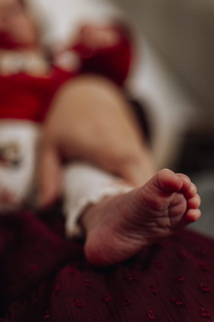 Nahaufnahme eines Fußes eines Babys (Mädchen) bei einem Newbornshooting in Kaiserslautern, Pfalz, an Weihnachten