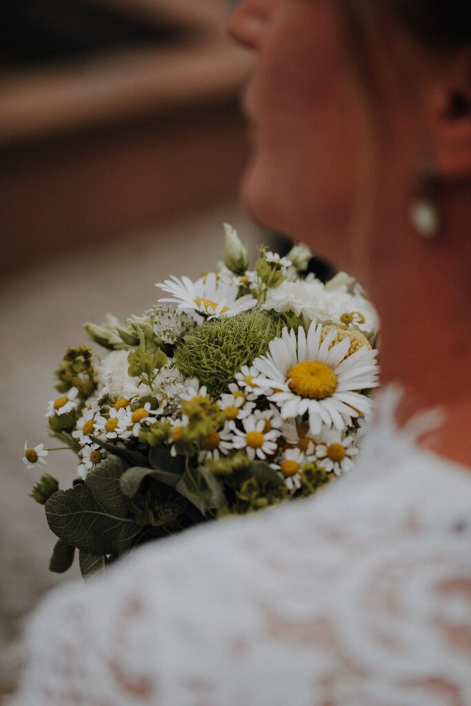 Hochzeit in Kaiserslautern, Blumenstrauß und Braut, Hochzeitsfotografie, Fotograf in Kaiserslautern, Hochzeitsfotograf